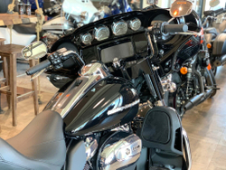 Ultra Limited, Harley-Davidson (FLHTK), 2021 vivid black