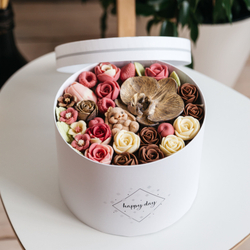 Шоколадный букет в коробке с крышкой "Вкус Любви" с фигуркой зайка, подарок на 8 марта, на День Рождения.