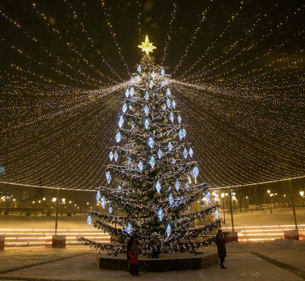 Светодинамическая елка ствольная со скамейкой, встроенная гирлянда: Теплый свет - "Лесная" (Литая хвоя) от 6 до 18 м