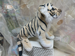Тигр бежевый, 26 см, сидит
