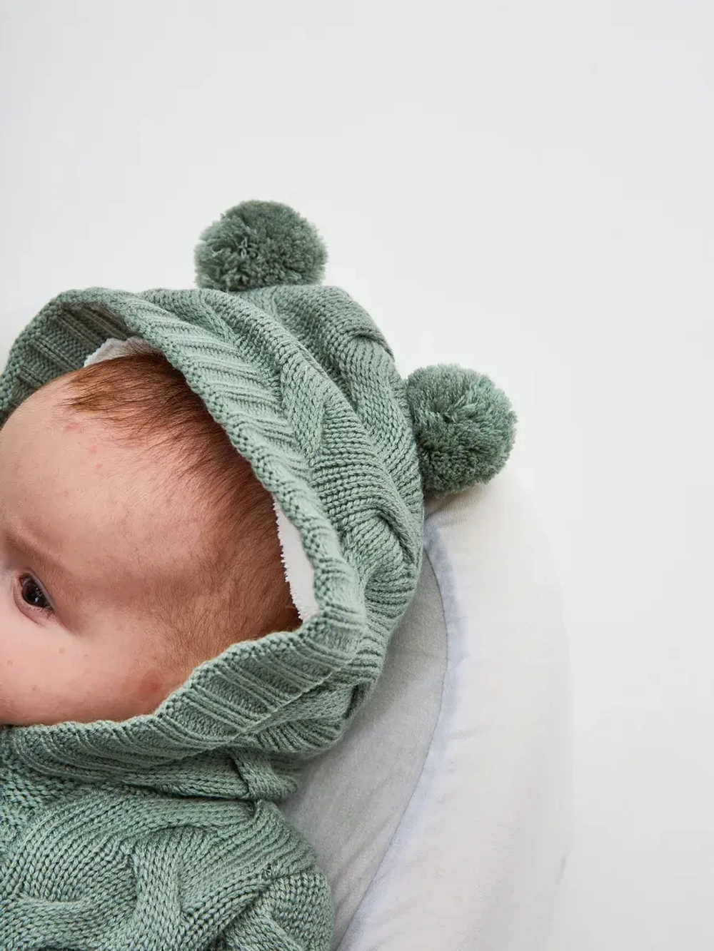 Вязаный комбинезон для новорожденных с мехом