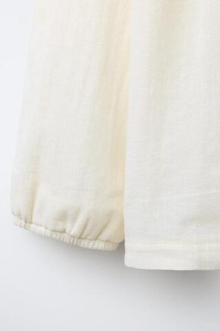 ZARA ПИЖАМА С ВЫШИТЫМИ ЦВЕТАМИ, ЭКРЮ