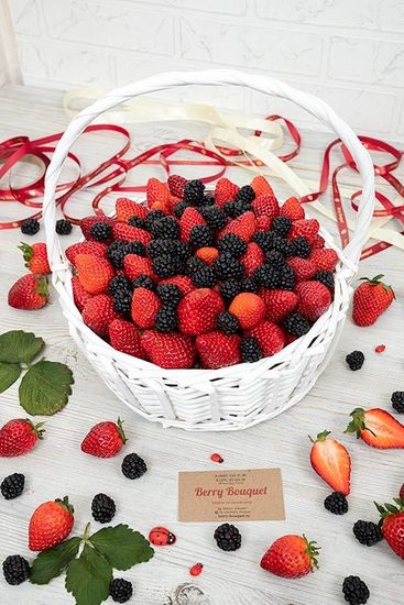Корзина с ягодами Клубника - Ежевика