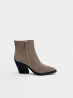 Казаки в бежевом цвете