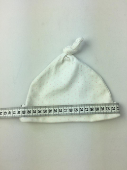 Шапочка с узелком на 6-9 месяцев