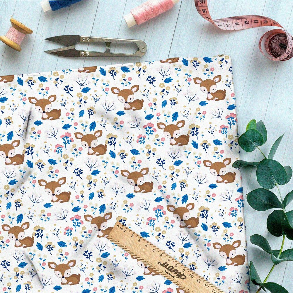 Ткань флис маленькие оленята в траве на белом фоне