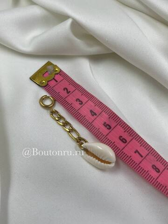 Подвеска золотистая на карабине с белой ракушкой