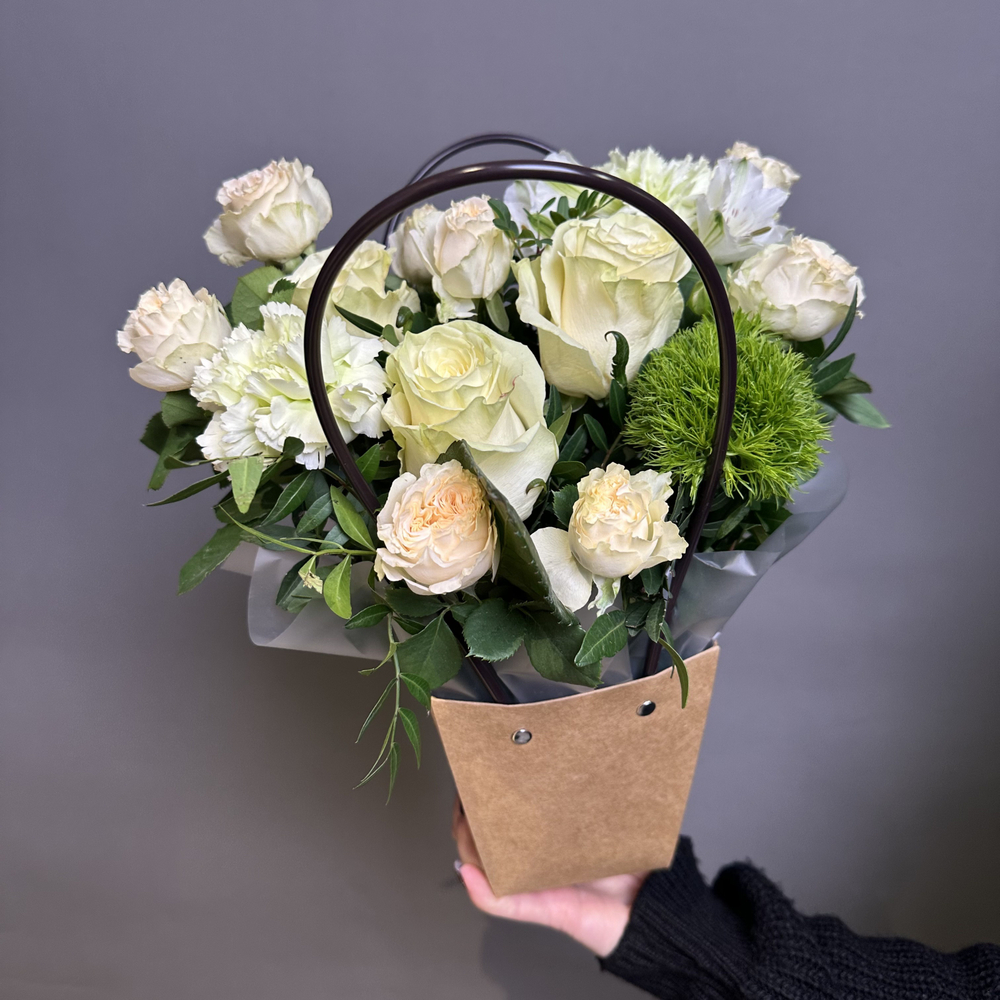 Композиция в сумочке "Mируша" (роза кустовая,альстромерия,диантус)