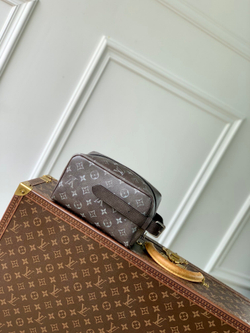 Louis Vuitton Locker Dopp Kit