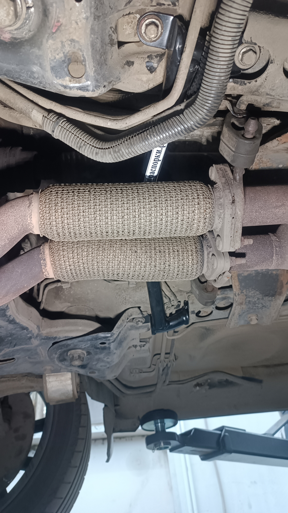 Распорка передняя нижняя под двойной выхлоп Ford Explorer 5 (ПОД ЗАКАЗ)