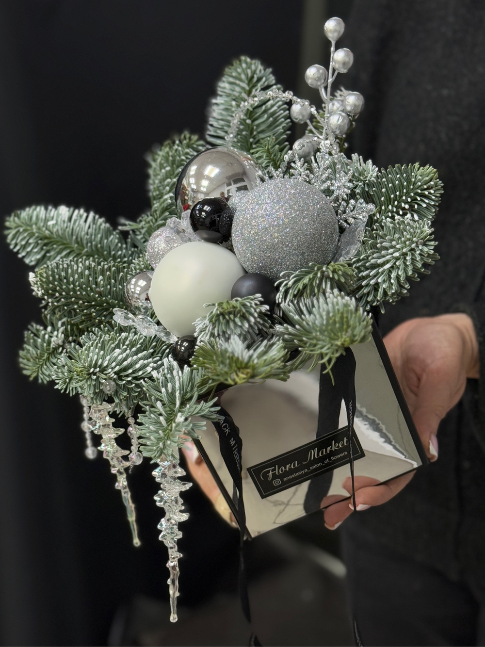 Стильная новогодняя композиция из ароматного нобилиса в эффектном зеркальном оформлении