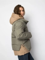 Короткая куртка утепленная с капюшоном