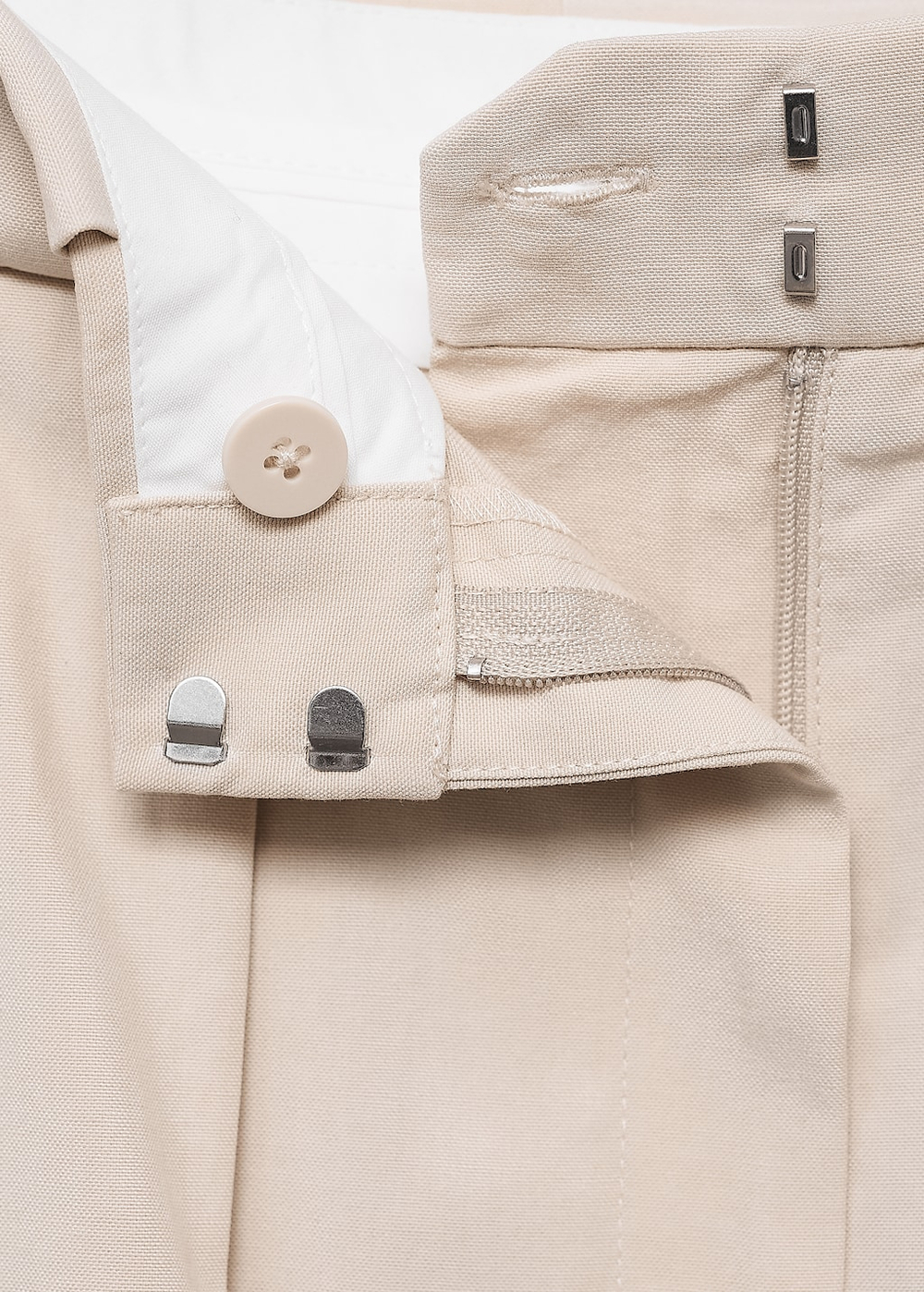 Костюмные шорты с защипами