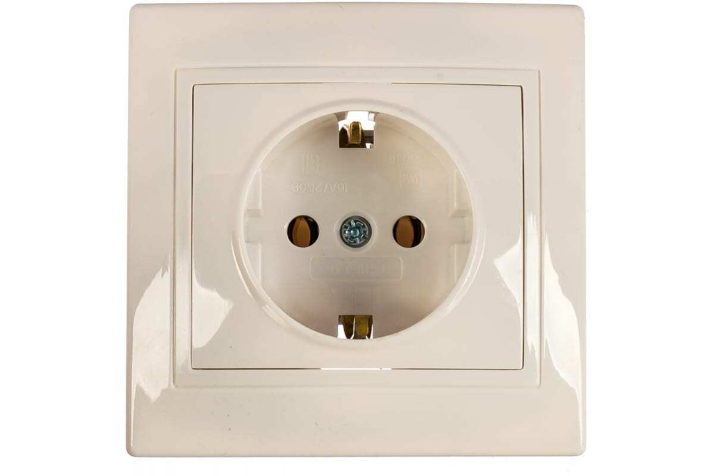Розетка 1-местная РС10-3-КБ с заземлением без защитной шторки 16А КВАРТА белый IEK