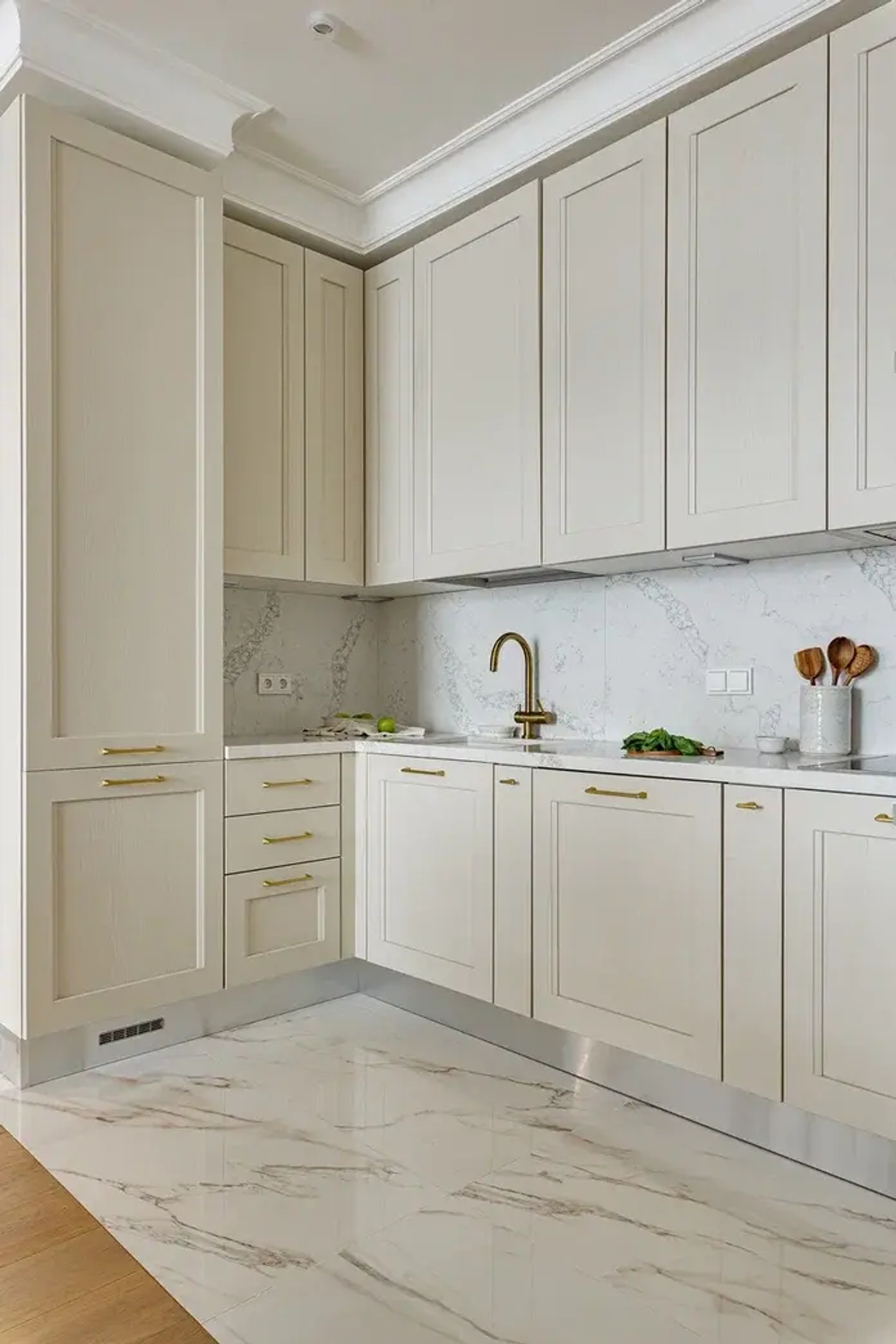 Угловая Кухня с Белыми Мраморными Столешницами