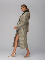 Женское двубортное пальто с меховым воротником