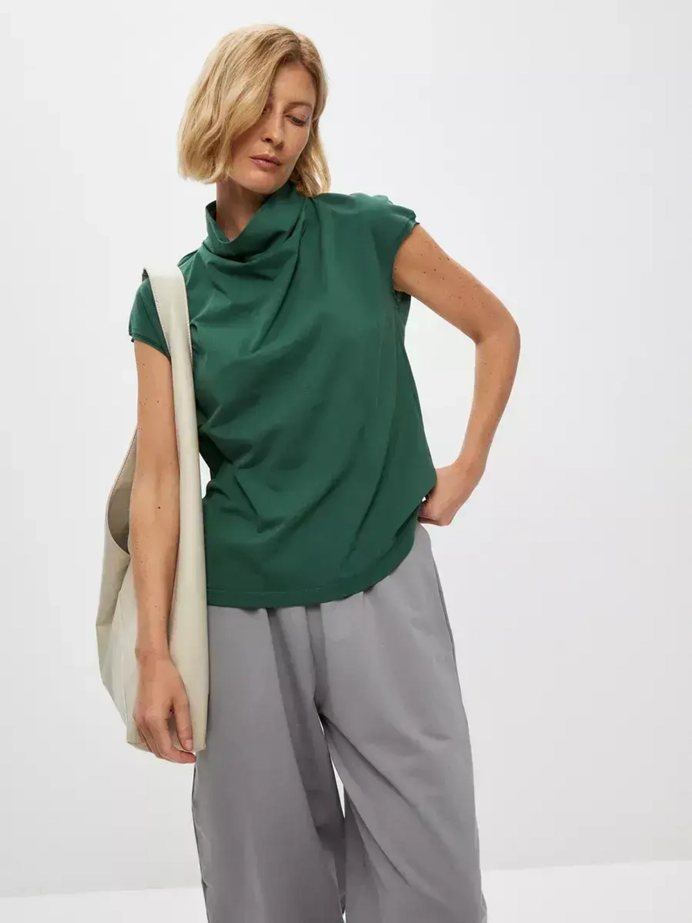 Футболка дизайнерская с цельнокроеным воротником изумруд