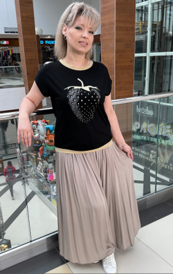 Черная блузон-футболка с изображением клубники