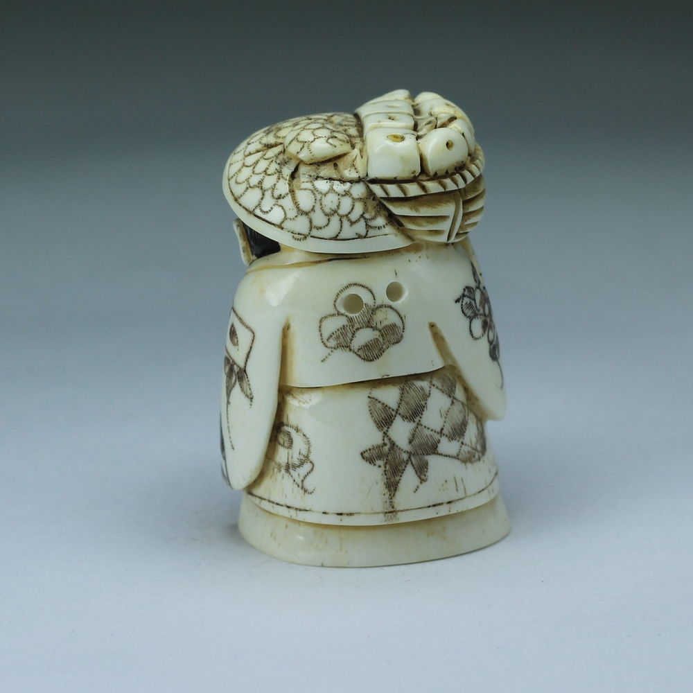 Нэцкэ Девушка с веером и корзиной на плече