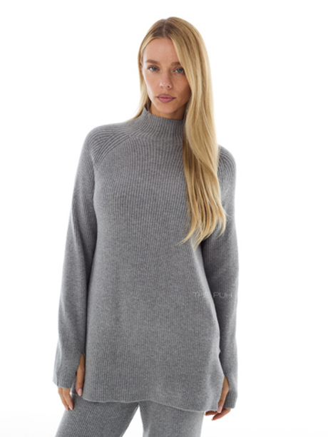 Серый трикотажный костюм в рубчик