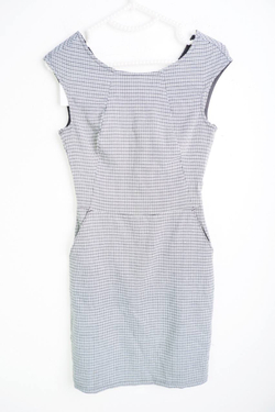 Платье приталенное с кармашками, визуально на 42 размер