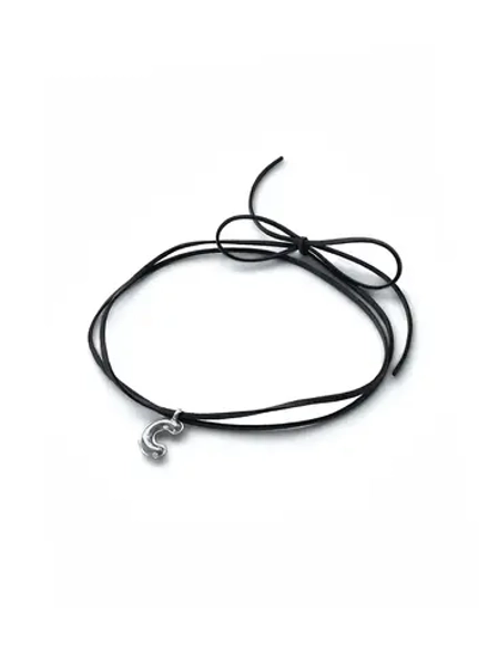 Колье на шнуре с объемной буквой "С"