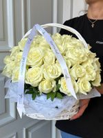 Моно корзина из одноголовых роз в белом оттенке