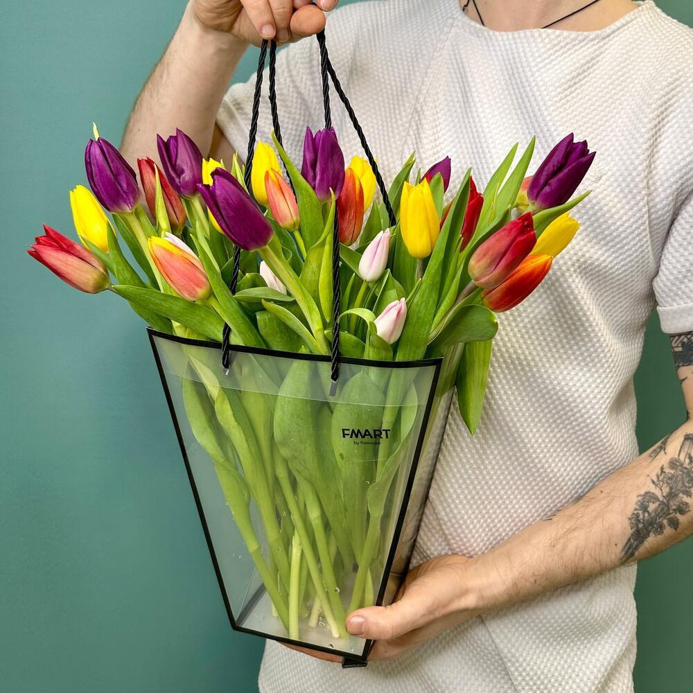 Охапка тюльпанов в прозрачной сумке 💐