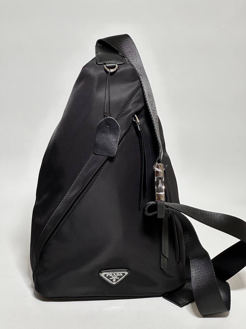 Нагрудная сумка-слинг Prada