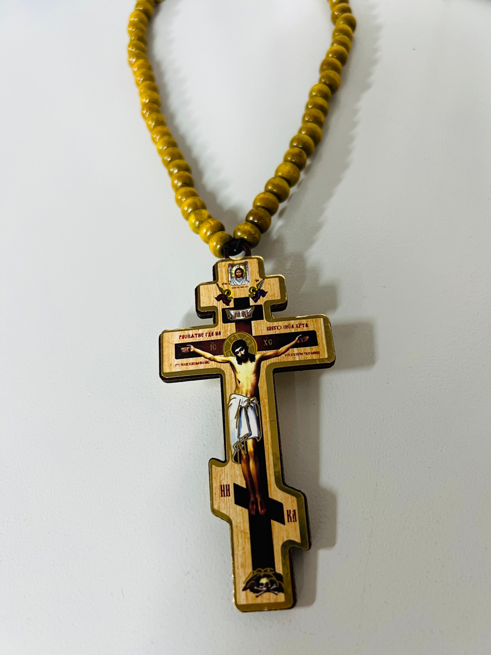 Игрушка-Подвеска на зеркало заднего вида - ЧЕТКИ БЕЖЕВ  с Крестом дерево