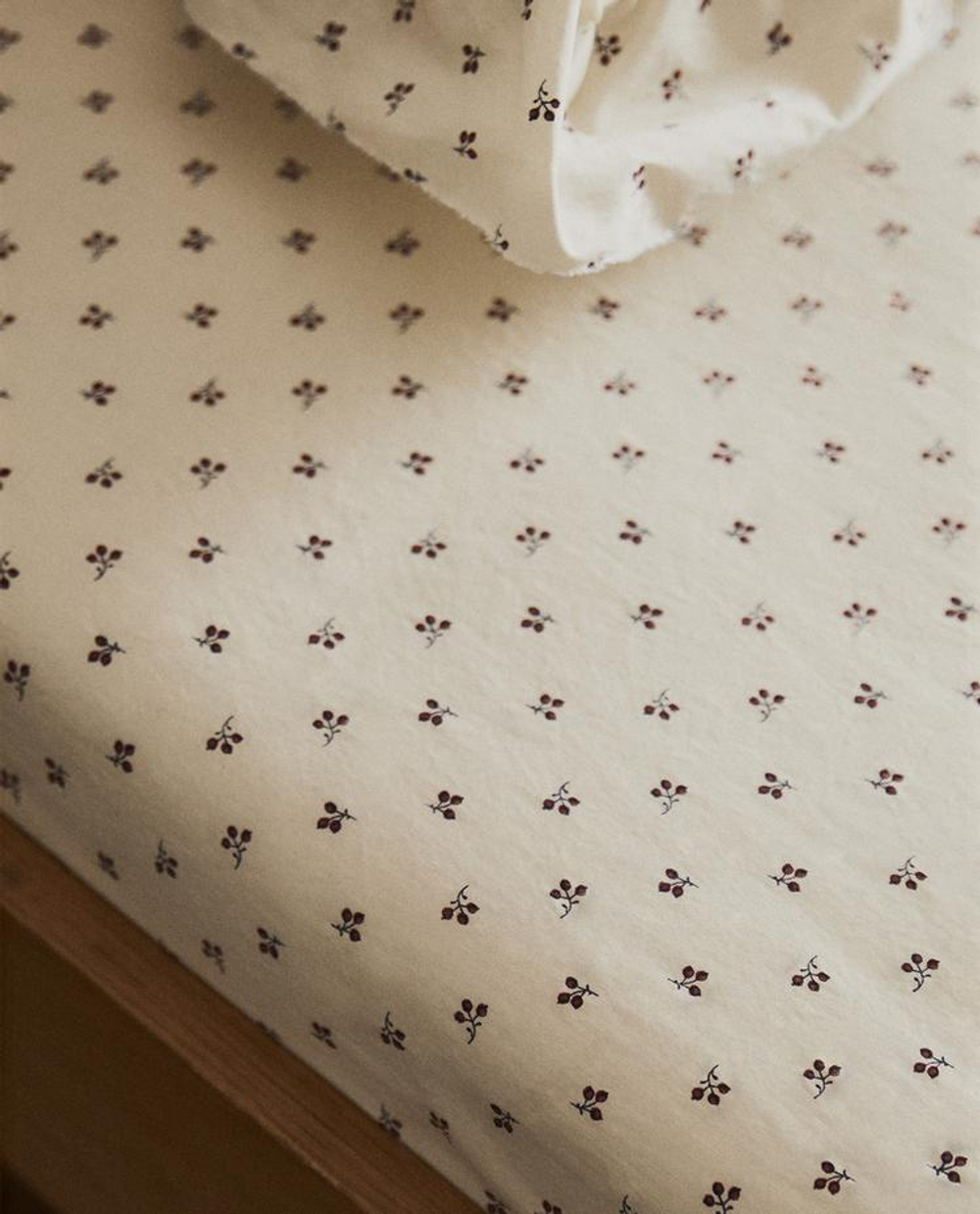 ZARA HOME ДЕТСКАЯ ПРОСТЫНЯ НА РЕЗИНКЕ С ОБОРКАМИ И ПРИНТОМ, ЭКРЮ