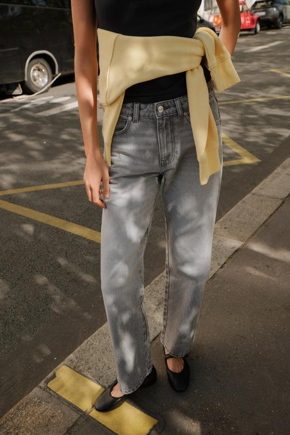 ZARA ДЖИНСЫ Z.03 REGULAR FIT С ВЫСОКОЙ ПОСАДКОЙ И УДЛИНЕННЫМИ БРЮЧИНАМИ, СВЕТЛО-СЕРЫЙ