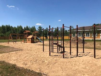 На детской и спортивной площадках обустроено песчаное покрытие