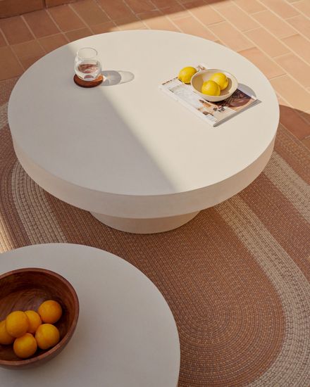 Aiguablava Круглый журнальный столик из белого цемента Ø 66 см