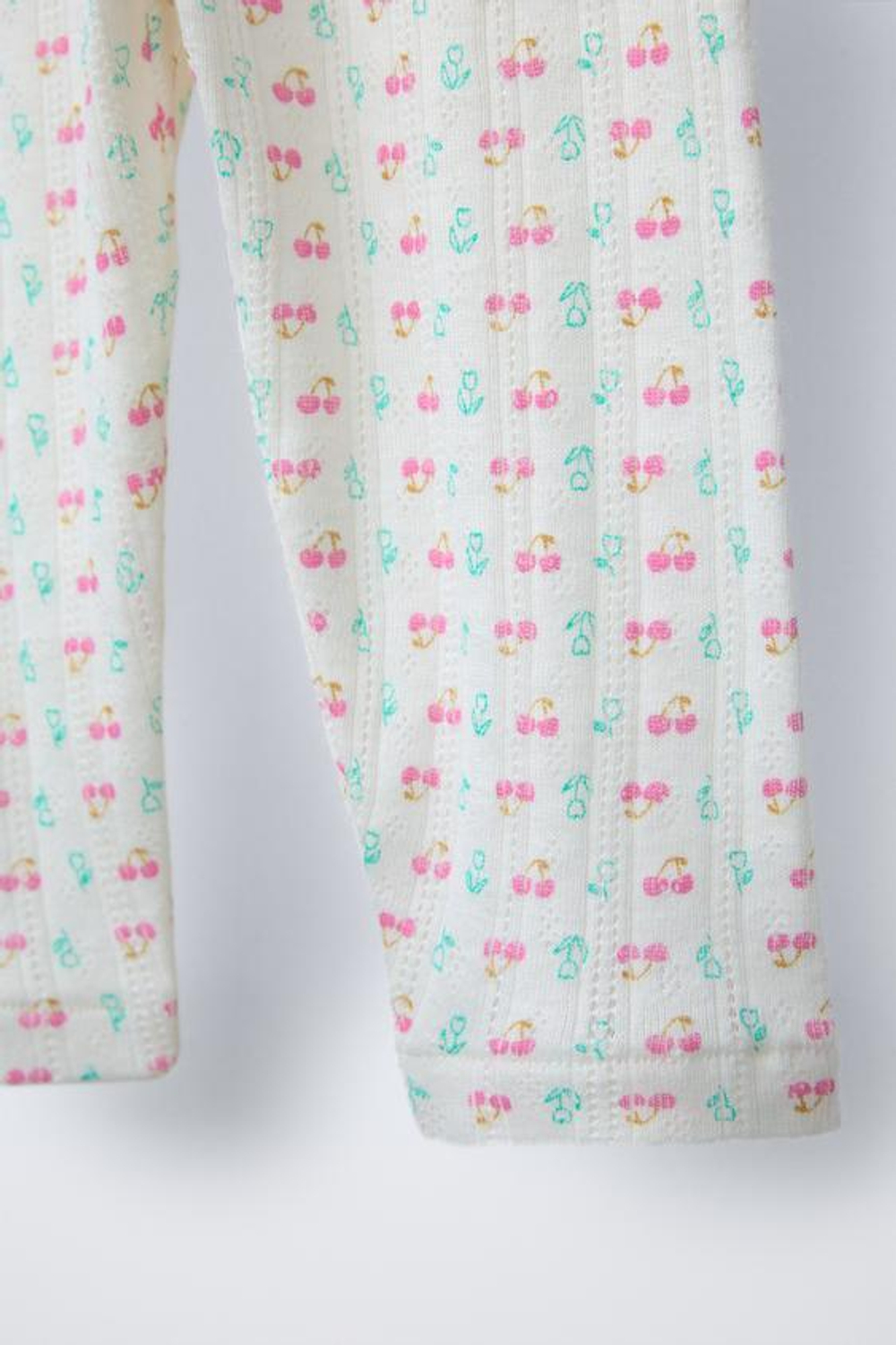 ZARA ЛЕГИНСЫ С ПРИНТОМ «ВИШНЯ», СВЕТЛЫЙ ЭКРЮ