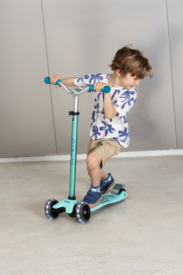 Самокат Maxi Micro Deluxe Pro LED ярко-голубой