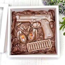 Шоколадный пистолет с патронташем и двумя гранатами