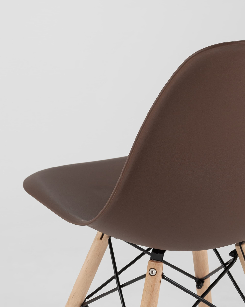 Стул Eames Style DSW коричневый (разборный каркас)