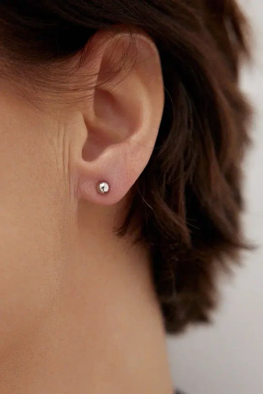 Серьги пусеты маленькие шарики в оттенке "теплое" серебро