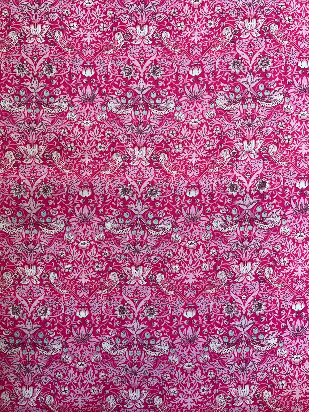 Хлопок Liberty ярко-розовый с птицами и ягодами Tana Lawn™ Cotton - Classic Collection