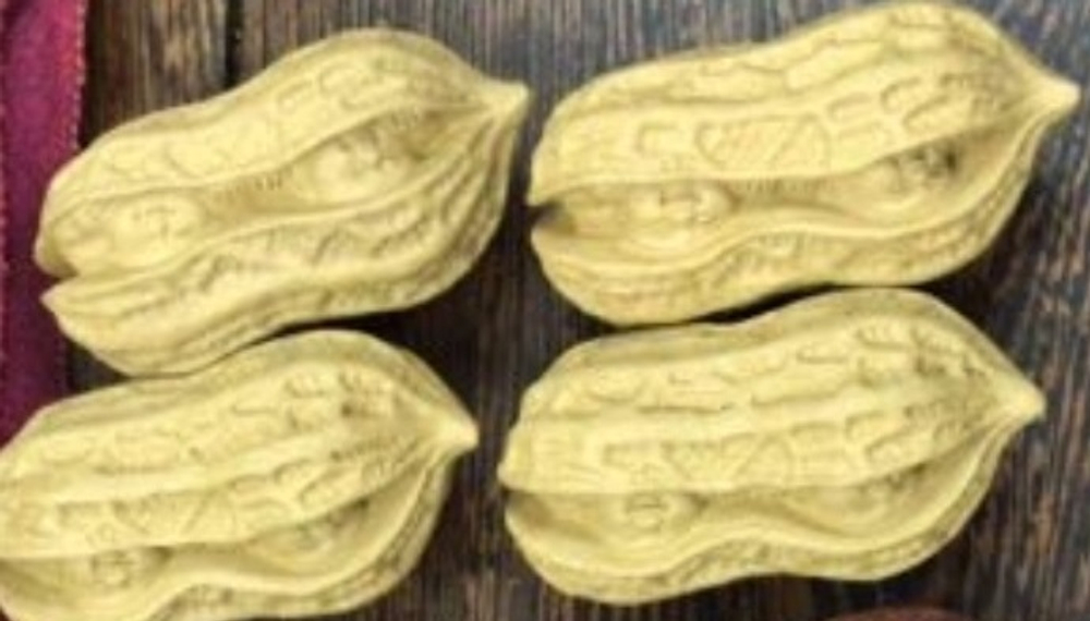 258011 Фигурка исинская глина Арахис "Больше деток - больше счастья". Цвет - желтый