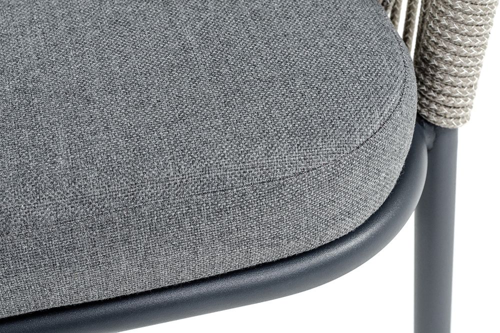 "Лион" стул плетеный из роупа, каркас из стали темно-серый (RAL7024) муар, роуп серый меланж круглый, ткань серая 017
