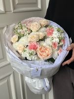 Букет из кустовых пионовидных роз, маттиолы, диантусов и хризантемы