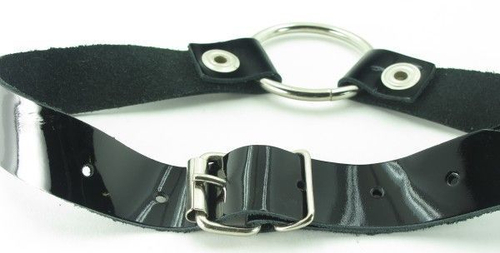 Кляп-кольцо БДСМ Арсенал на лаковых ремешках с кнопками