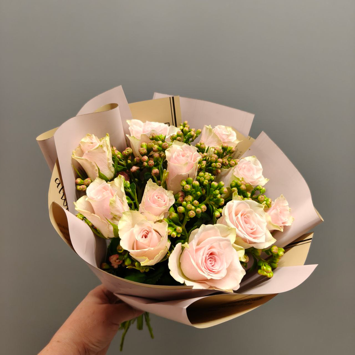 Букет из кенийских роз с каланхоэ