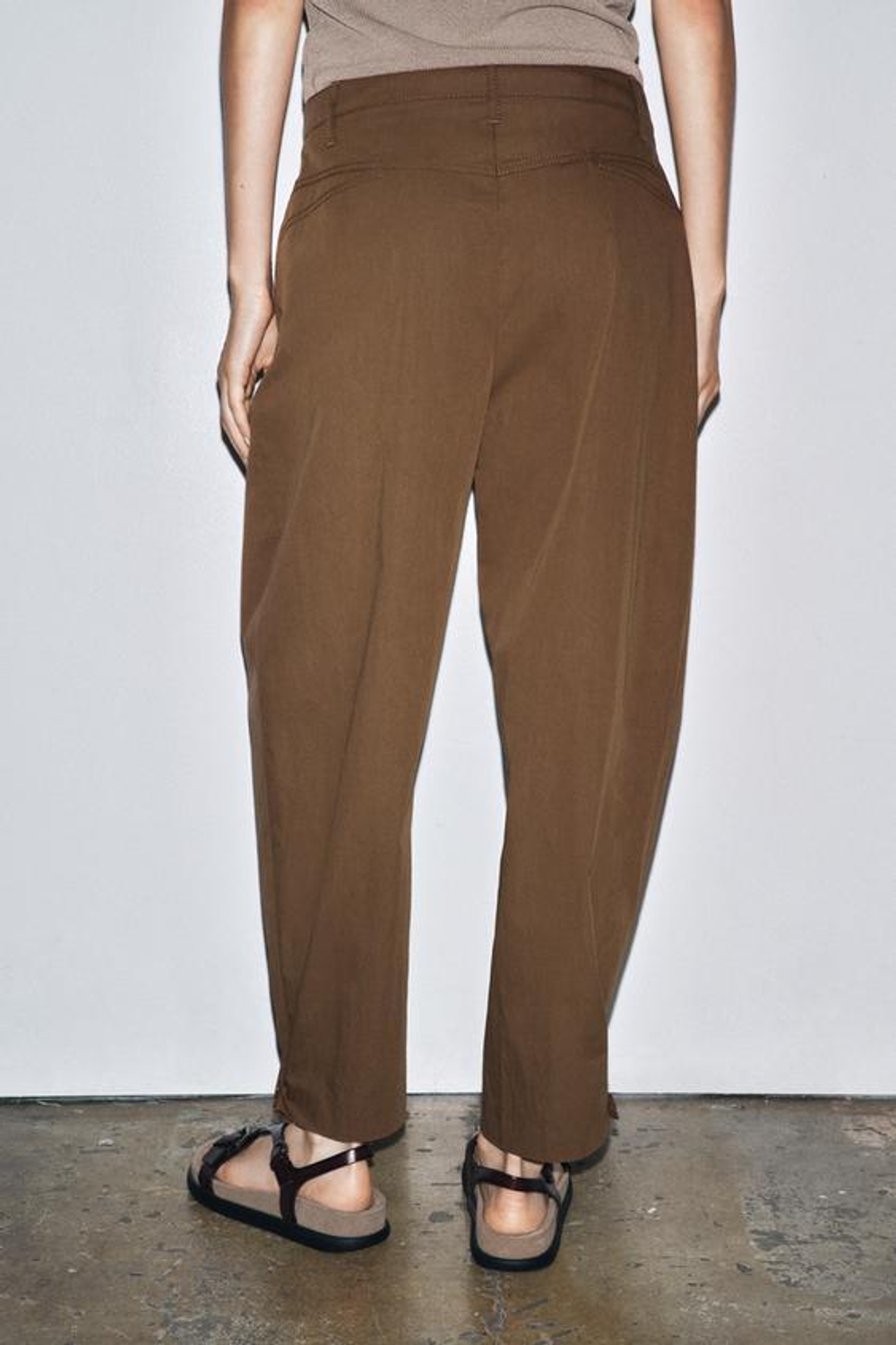 ZARA БРЮКИ С ЗАЩИПАМИ И ШЛЕВКАМИ — ZW COLLECTION, КОРИЧНЕВЫЙ