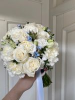 Свадебный букет из одноголовых роз, диантусов, оксипеталума и эвкалипта