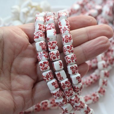 Бусина Кубик, керамика, белая с красной росписью, 8 мм, 1 шт, МК007