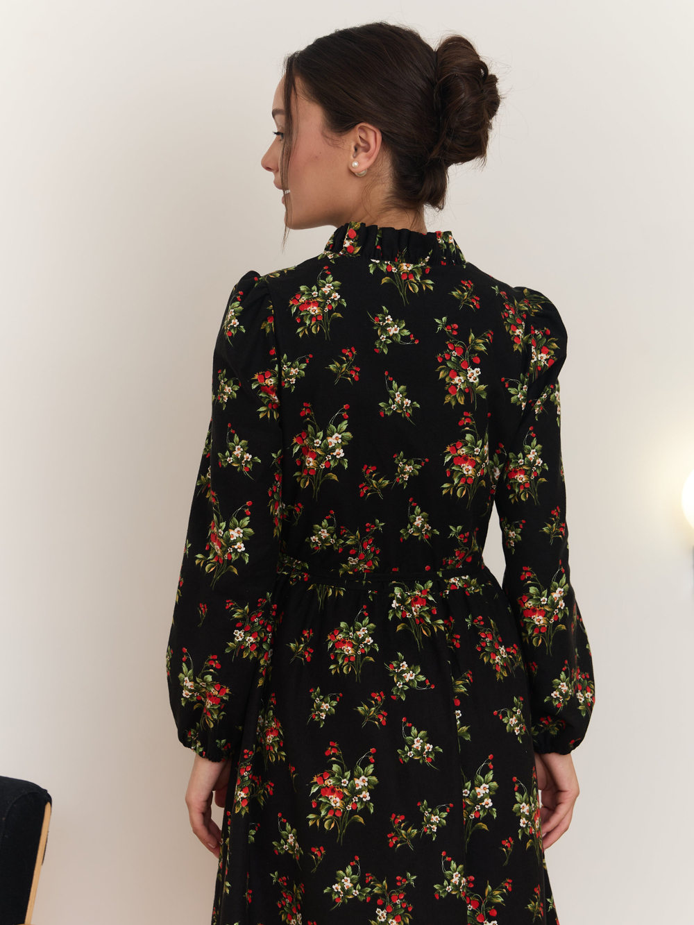 Платье с воротником стойкой