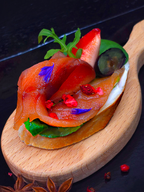 Брускетт с красной рыбой, креметтой и ягодами